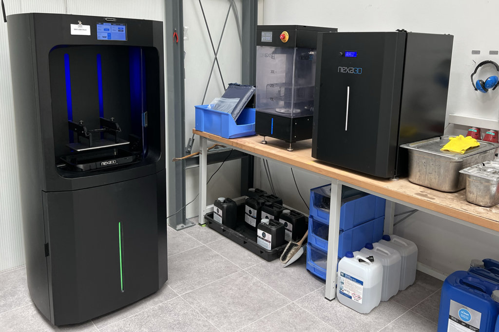 使用NXE 400及其LSPc技术，Murtfeldt每小时能够生产约12个连接器。